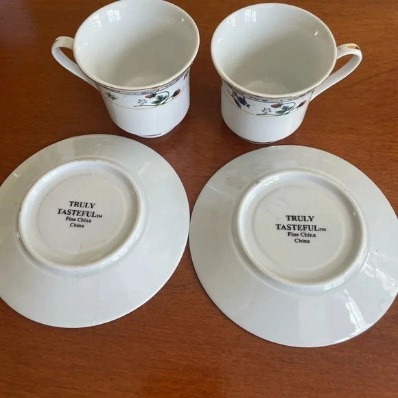 Vintage Set of 2 Truly Tasteful TLT6 Saucers & Cups Floral Berries Pattern - Picture 2 of 3